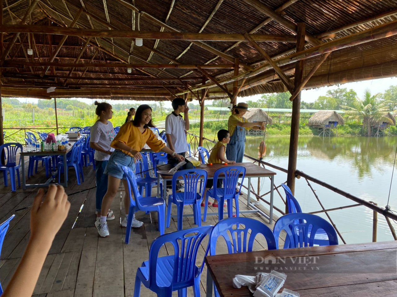 Trồng sầu riêng, nuôi cá, khách du lịch đến xem đông nghịt, nông dân Bà Rịa – Vũng Tàu thu tiền tỷ - Ảnh 3.