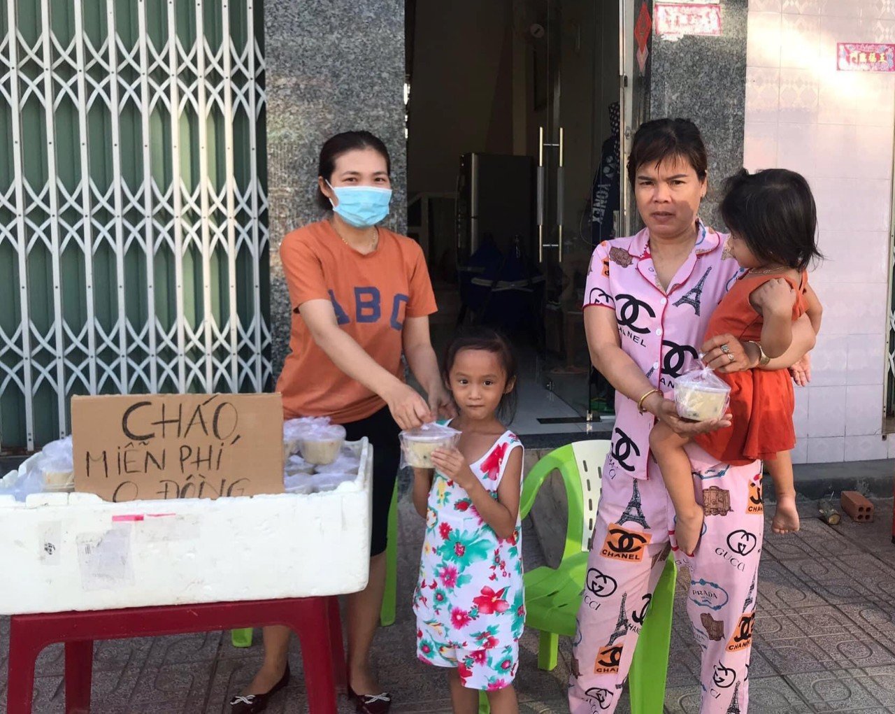 Nồi cháo yêu thương mang hơi ấm đến các gia đình ở Khánh Hòa - Ảnh 1.