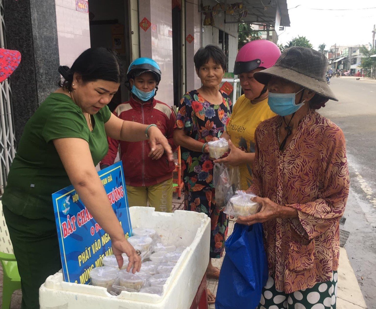 Nồi cháo yêu thương mang hơi ấm đến các gia đình ở Khánh Hòa - Ảnh 2.