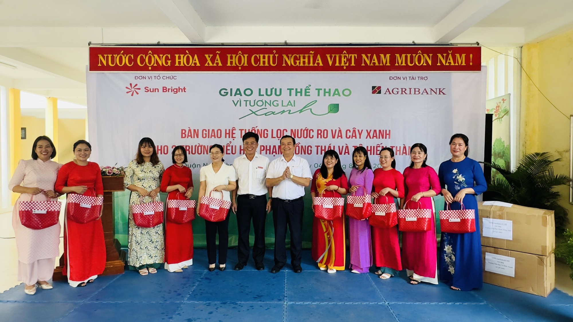 Agribank bàn giao hệ thống lọc nước và trồng cây xanh cho 2 trường tiểu học tại TP.Đà Nẵng - Ảnh 2. Agribank bàn giao hệ thống lọc nước và trồng cây xanh cho 2 trường tiểu học tại TP.Đà Nẵng - Ảnh 2.