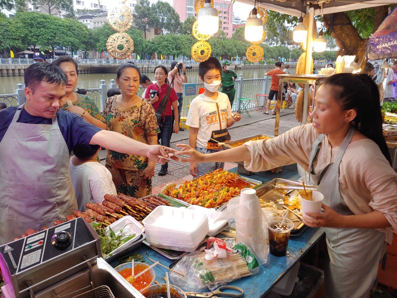 Đặc sản các vùng miền quy tụ tại kênh Nhiêu Lộc - Thị Nghè - Ảnh 2.