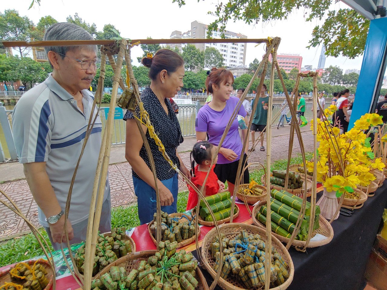 Đặc sản các vùng miền quy tụ tại kênh Nhiêu Lộc - Thị Nghè - Ảnh 8.