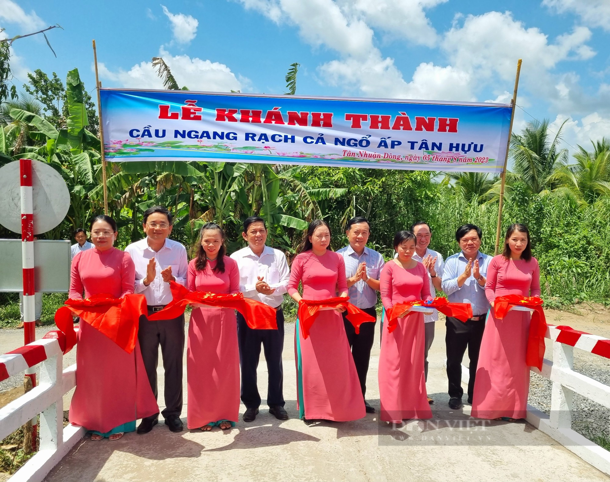 Agribank tài trợ xây dựng cầu giao thông nông thôn và trao học bổng tại Đồng Tháp - Ảnh 1.