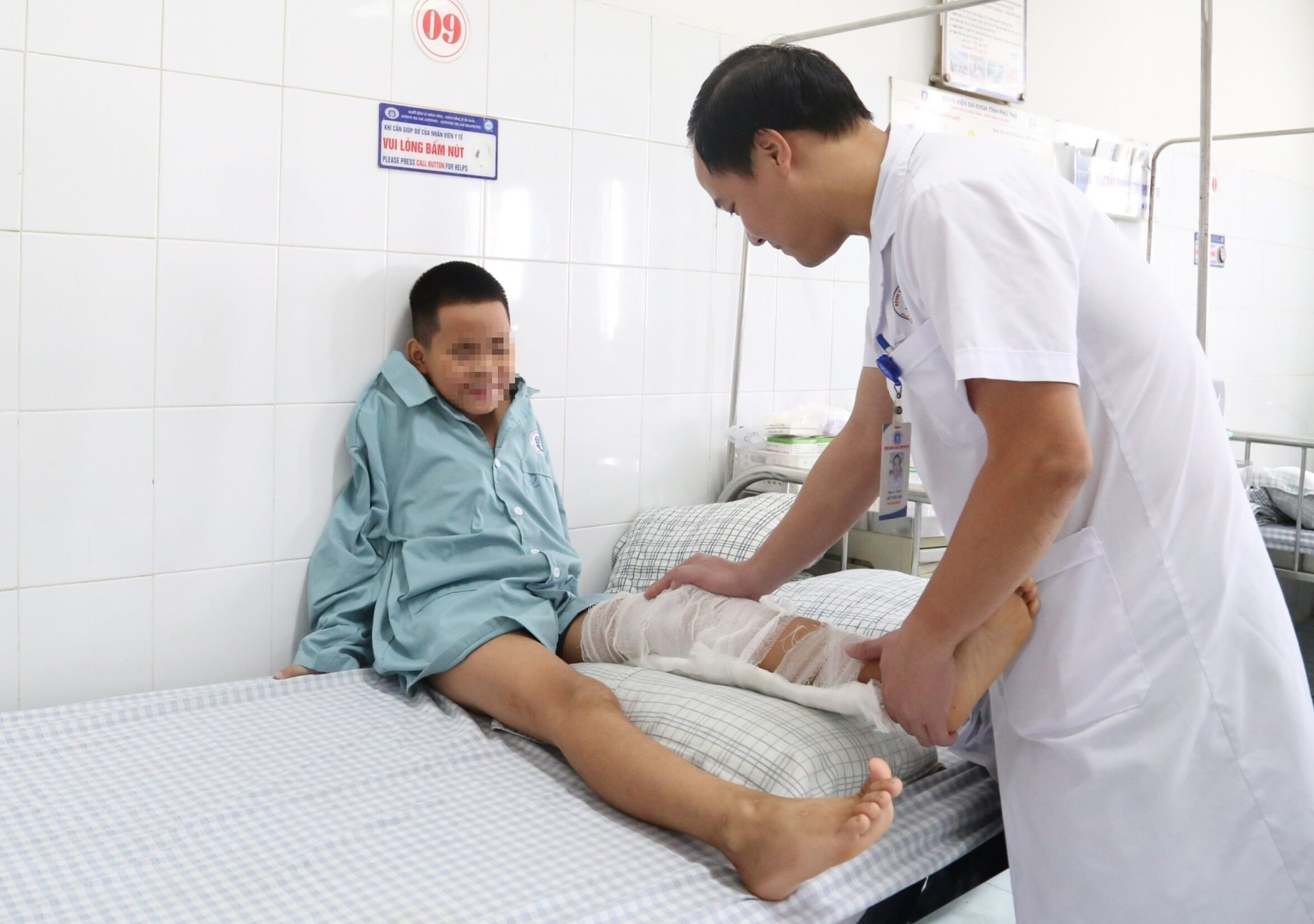 Đắp thuốc nam không rõ nguồn gốc chữa nhọt, 1 cậu bé có nguy cơ đi lại khó khăn - Ảnh 2.