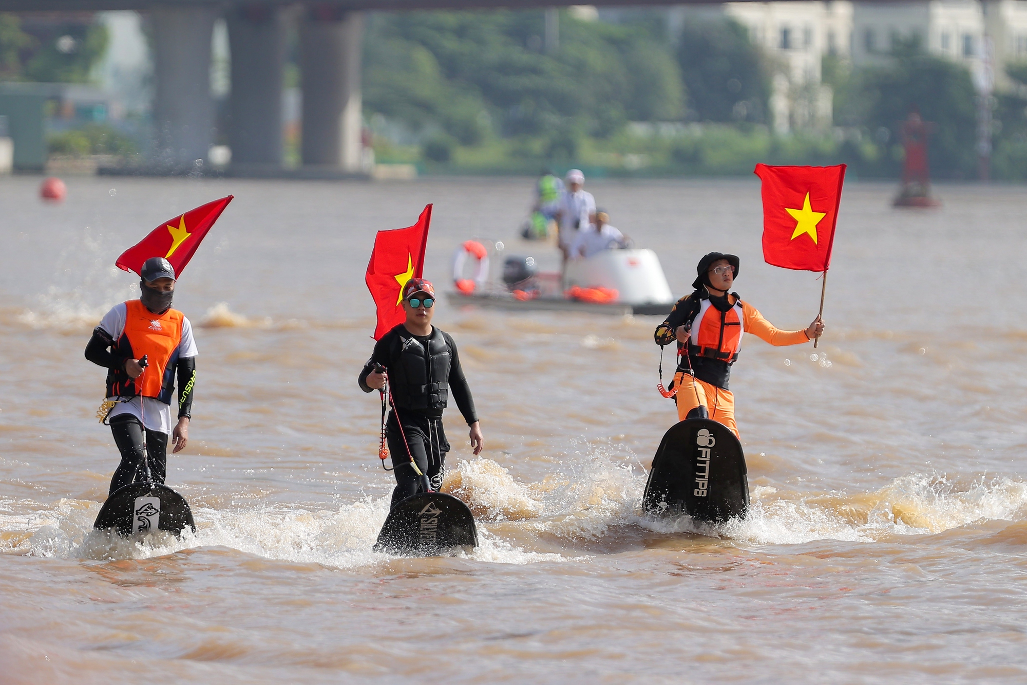 Sông Sài Gòn dậy sóng với giải đua thuyền truyền thống và trình diễn thể thao sông nước - Ảnh 8.