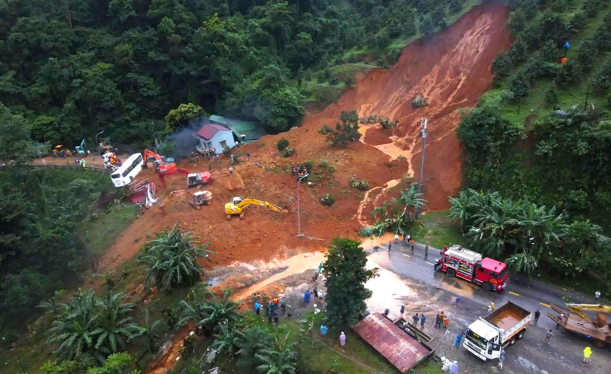 Mưa lũ đầu tháng 8 gây thiệt hại nghiêm trọng, sạt lở hơn 8.000m3 đất đá, đường giao thông - Ảnh 1.