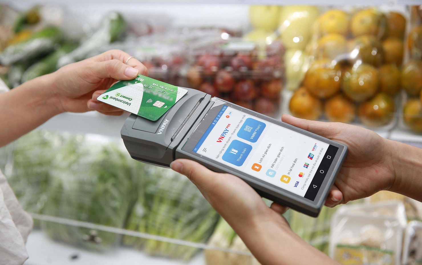Khi bà nội trợ không dùng tiền mặt - Ảnh 1. Khi bà nội trợ không dùng tiền mặt - Ảnh 1.