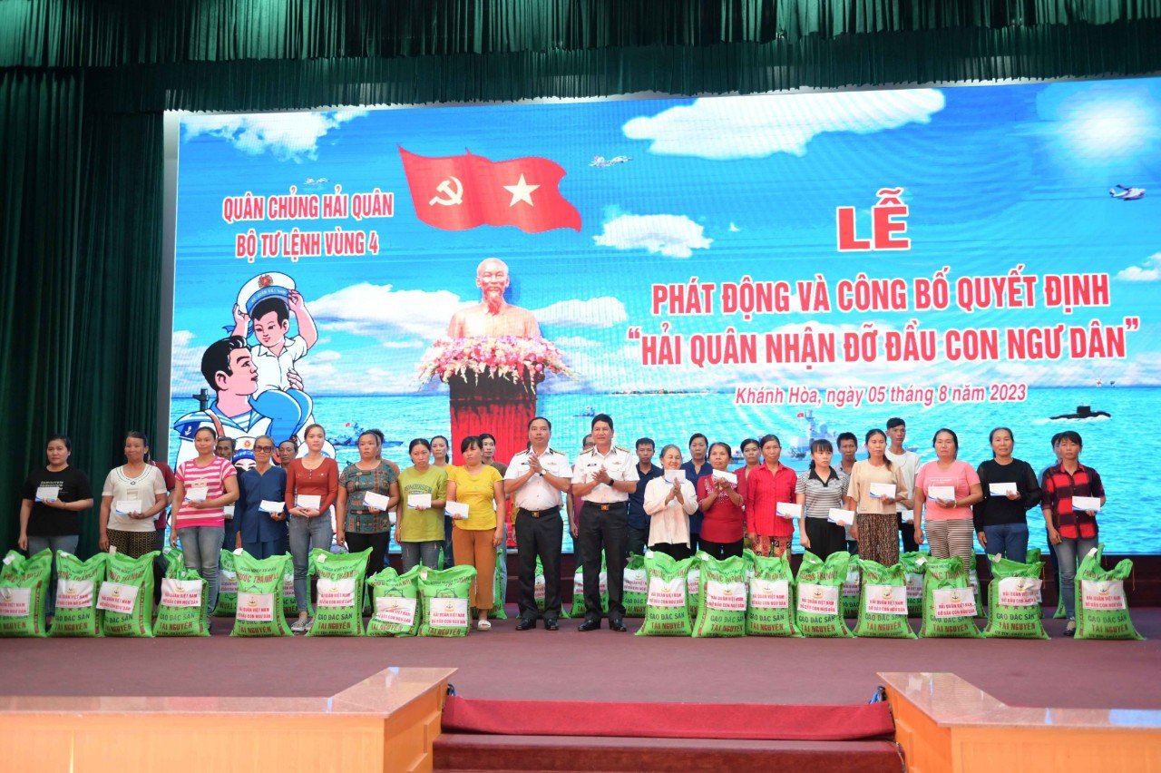 Nhận đỡ đầu cho các con ngư dân vùng biển - Ảnh 1.