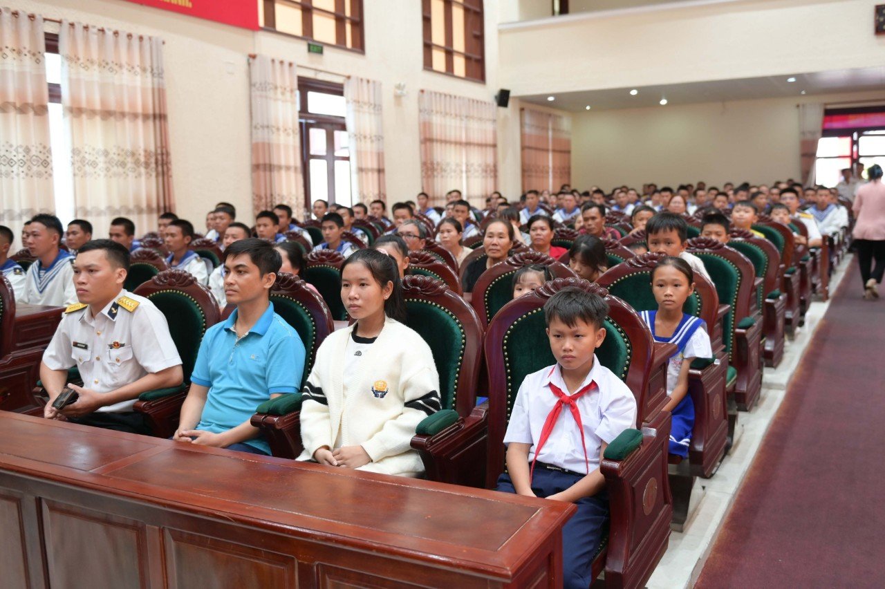 Nhận đỡ đầu cho các con ngư dân vùng biển - Ảnh 2.