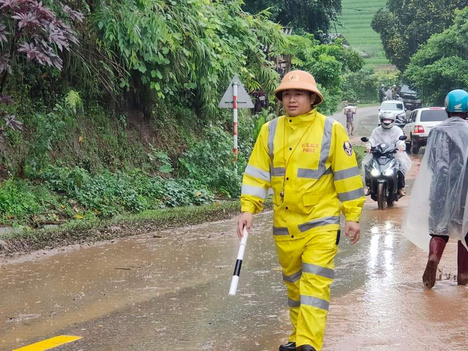 Mù Cang Chải, Yên Bái: Mưa lớn tiếp tục kéo dài gây khó khăn trong công tác khắc phục - Ảnh 3.