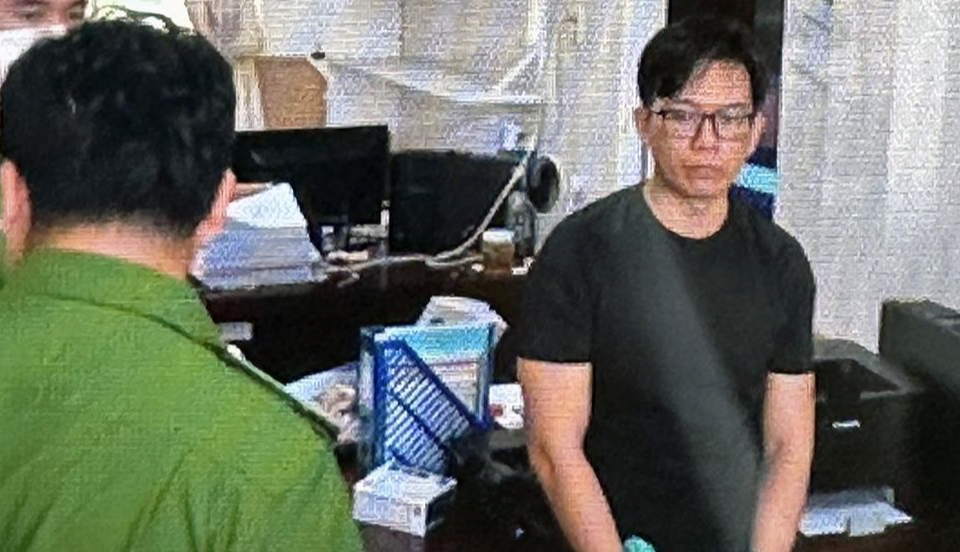 Vĩnh Long: Bắt kế toán trưởng tham ô 7,7 tỷ đồng tiền khám chữa bệnh bảo hiểm y tế để mua đất, sửa nhà - Ảnh 1.