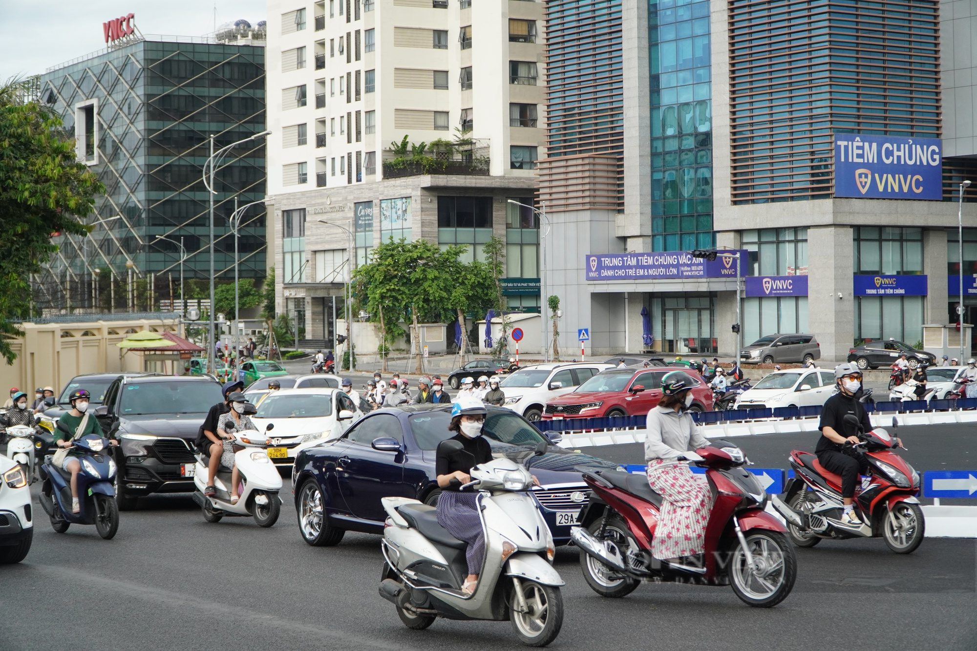 Người đi đường nổi cáu vì bùng binh Huỳnh Thúc Kháng - Cầu Giấy quá rộng - Ảnh 3.