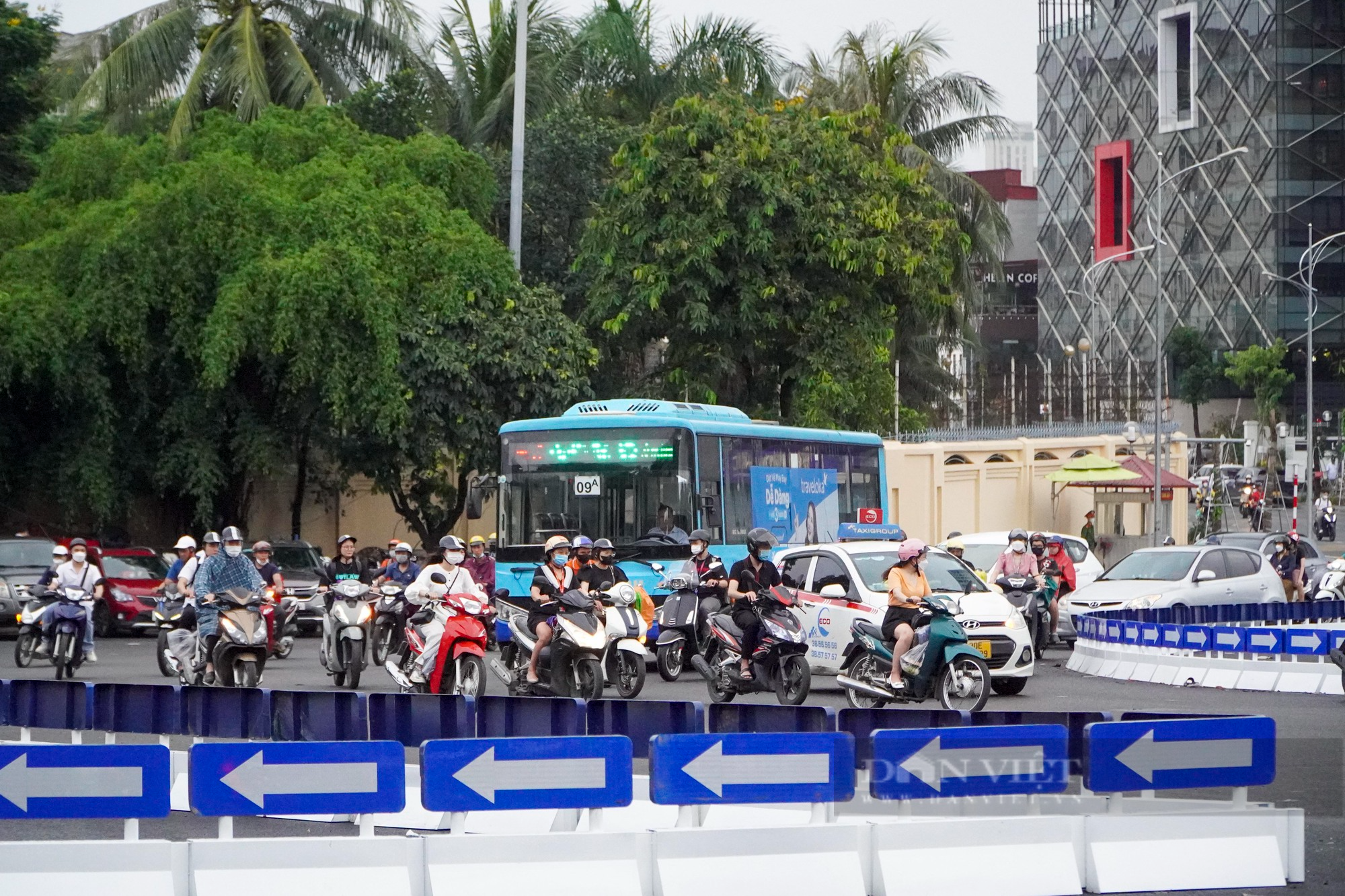 Người đi đường nổi cáu vì bùng binh Huỳnh Thúc Kháng - Cầu Giấy quá rộng - Ảnh 5.