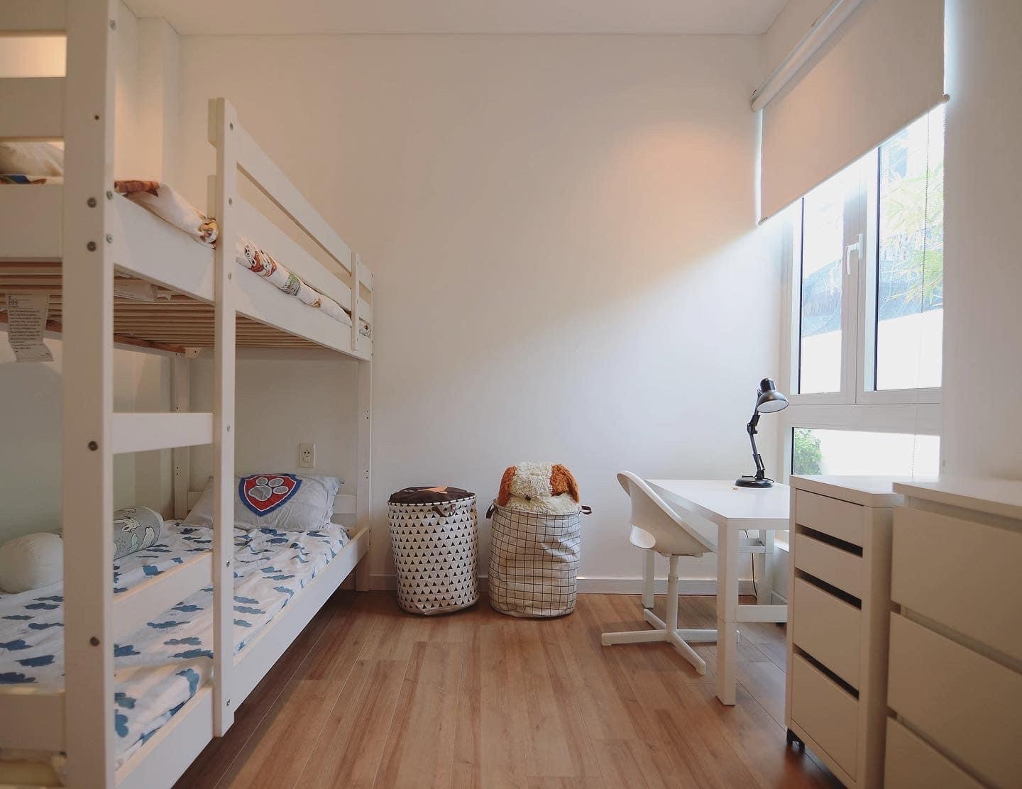 Nhà mái dốc trong hẻm ven sông bừng sáng sau cải tạo - Ảnh 13.