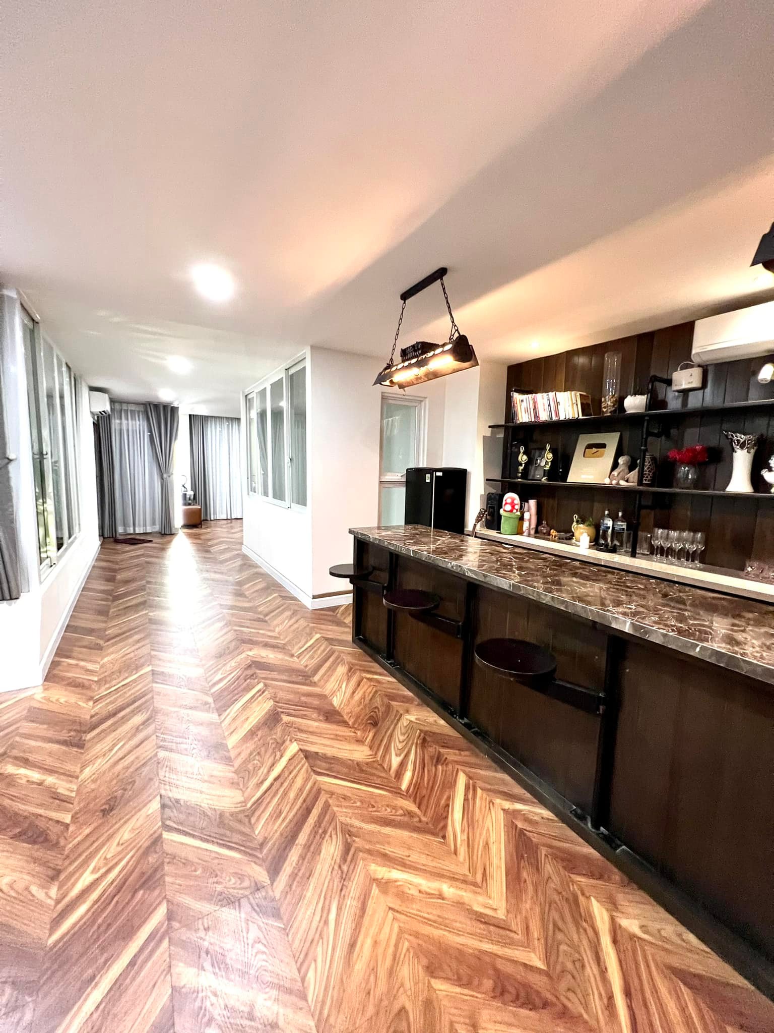 Bên trong biệt thự 23 tỷ &quot;đẹp như tranh vẽ&quot; của nam ca sĩ vừa kết hôn với bạn gái kém 17 tuổi - Ảnh 4.