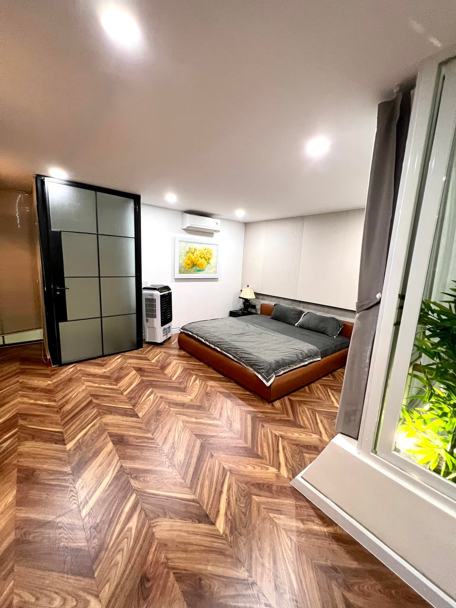 Bên trong biệt thự 23 tỷ &quot;đẹp như tranh vẽ&quot; của nam ca sĩ vừa kết hôn với bạn gái kém 17 tuổi - Ảnh 3.