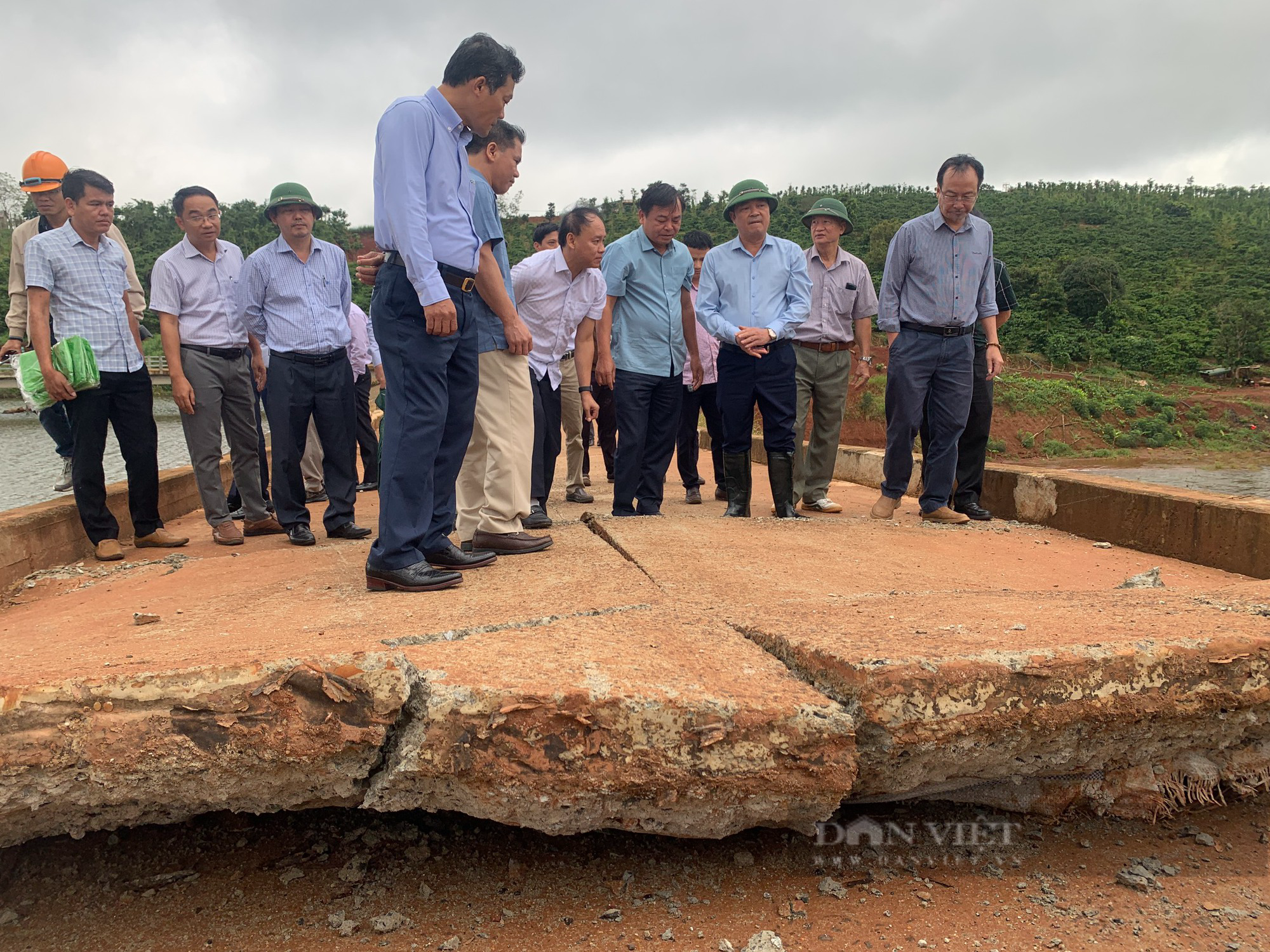 Đắk Nông công bố tình huống khẩn cấp về thiên tai sau khi xuất hiện nhiều điểm sạt lở nghiêm trọng - Ảnh 1.