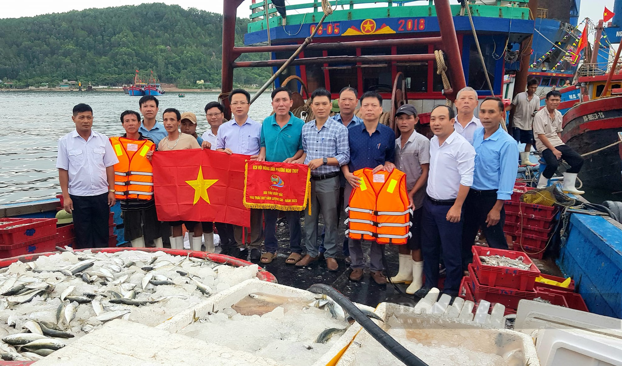 Cập bến với thuyền đầy ắp cá, ngư dân nơi này kiếm hàng trăm triệu còn được tặng cờ thi đua và quà - Ảnh 1.