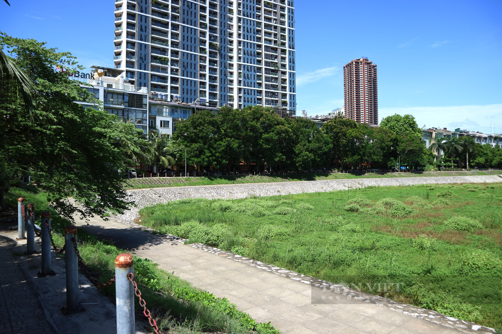 Kỳ lạ ở Hà Nội: Giữa mùa mưa, hồ Trung Văn vẫn cạn trơ đáy - Ảnh 6.