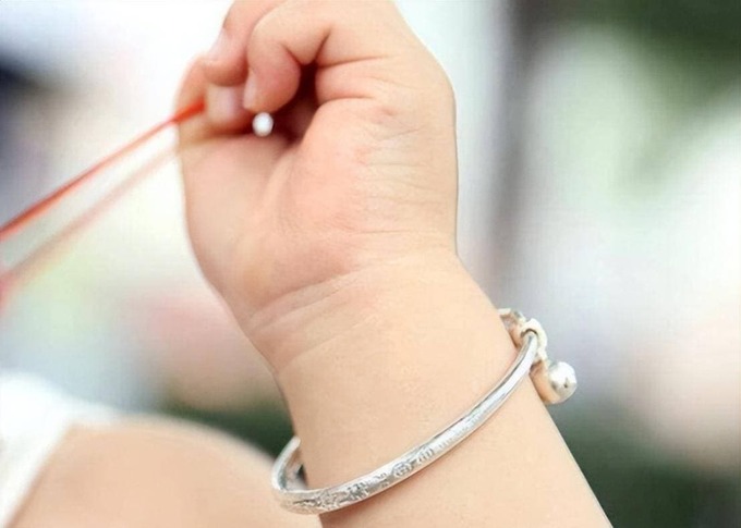 Vòng bạc không thể phát hiện độc tố trong cơ thể - Ảnh 2.