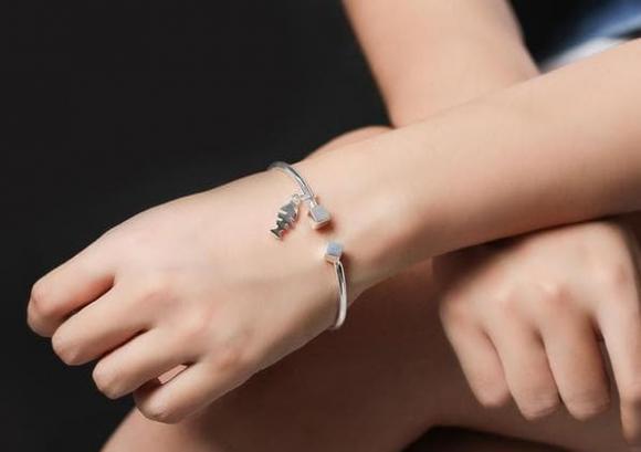 Vòng bạc không thể phát hiện độc tố trong cơ thể - Ảnh 1.