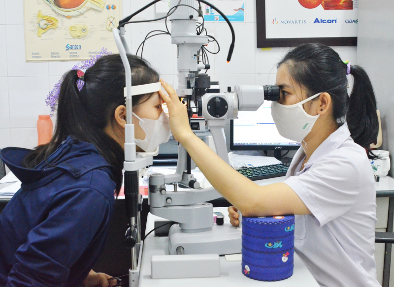 Đau mắt đỏ nhưng chủ quan, nhiều người biến chứng viêm giác mạc, giảm thị lực - Ảnh 1.