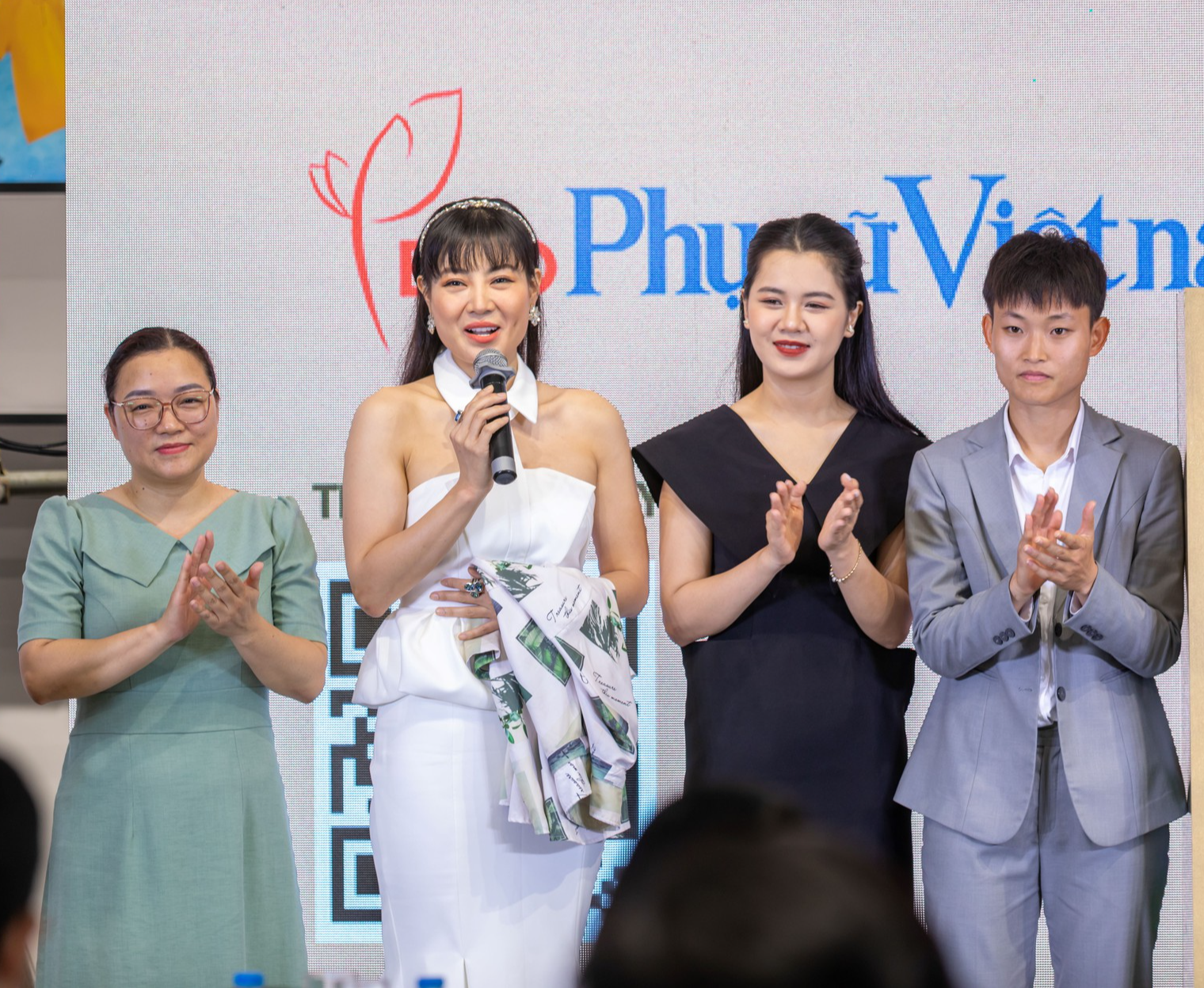 Quế Ngọc Hải, Hải Linh, Thanh Hương tặng áo có chữ ký để đấu giá giúp trẻ mồ côi - Ảnh 2.