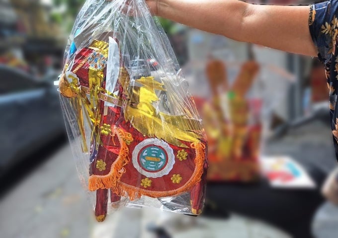 Lùng khắp Hà Nội để mua ngựa giấy gửi tặng vị khách Tây - Ảnh 3.