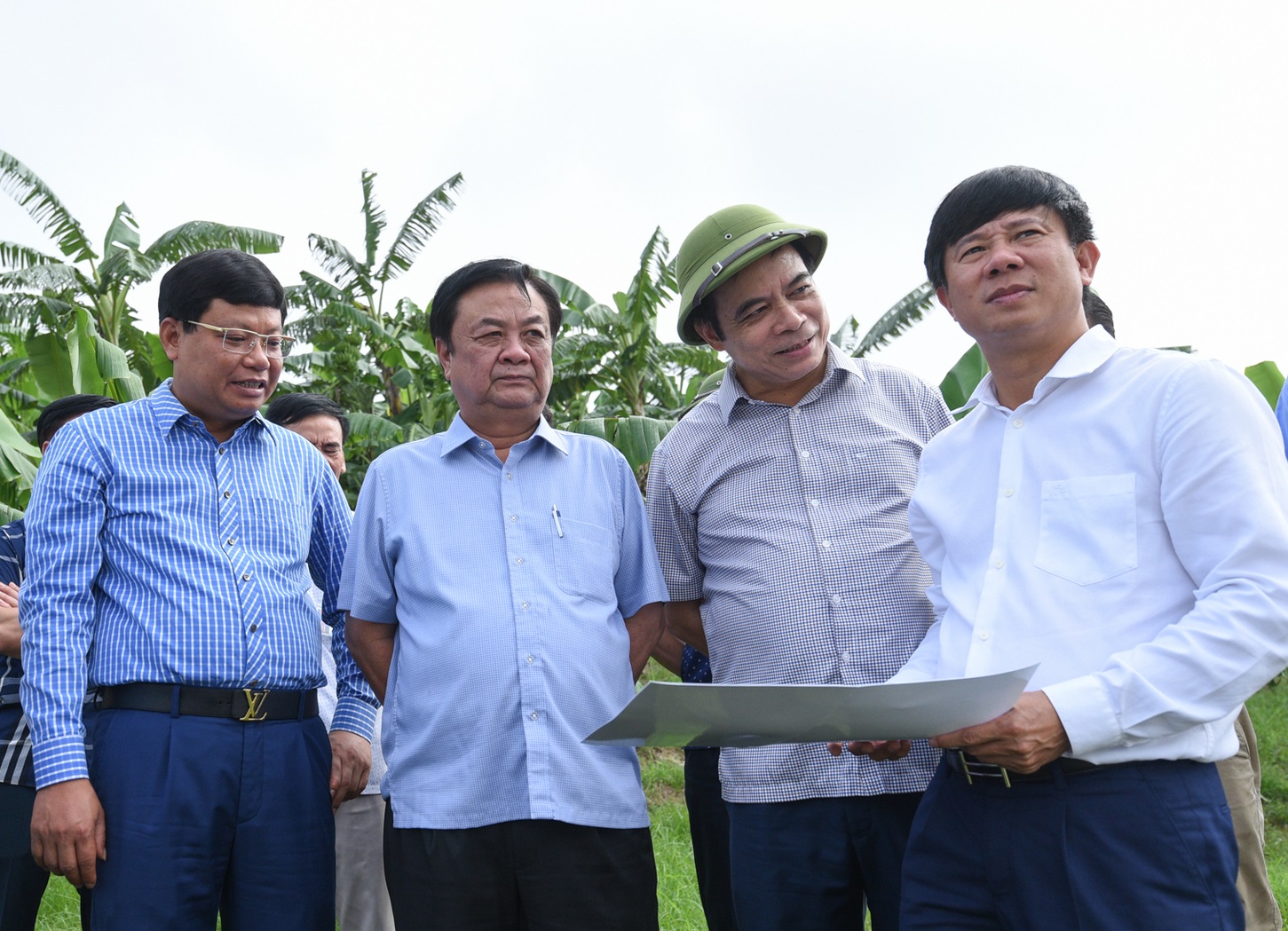 Bộ trưởng Lê Minh Hoan: Cần sát sao, có biện pháp để tránh sạt lở sâu, đe dọa tính mạnh, tài sản người dân - Ảnh 2.