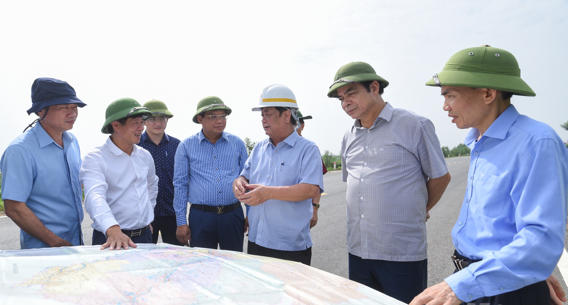 Bộ trưởng Lê Minh Hoan: Cần sát sao, có biện pháp để tránh sạt lở sâu, đe dọa tính mạnh, tài sản người dân - Ảnh 1.