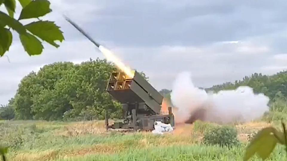 Giới quân sự náo loạn khi NASAMS của Ukraine bắn một tên lửa 'bí ẩn' - Ảnh 1.