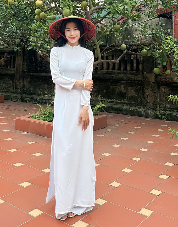 Thanh Nhã &quot;thả dáng&quot; với tà áo dài khiến NHM trầm trồ - Ảnh 1.
