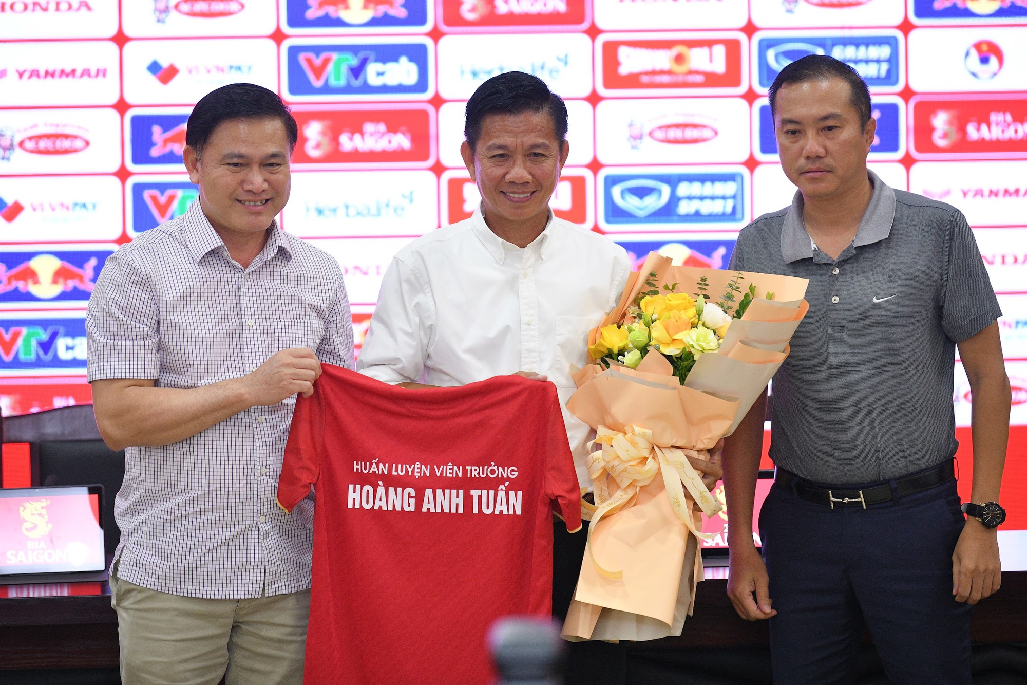 HLV Hoàng Anh Tuấn: &quot;Lối chơi của tôi có điểm giống với HLV Troussier&quot; - Ảnh 1.