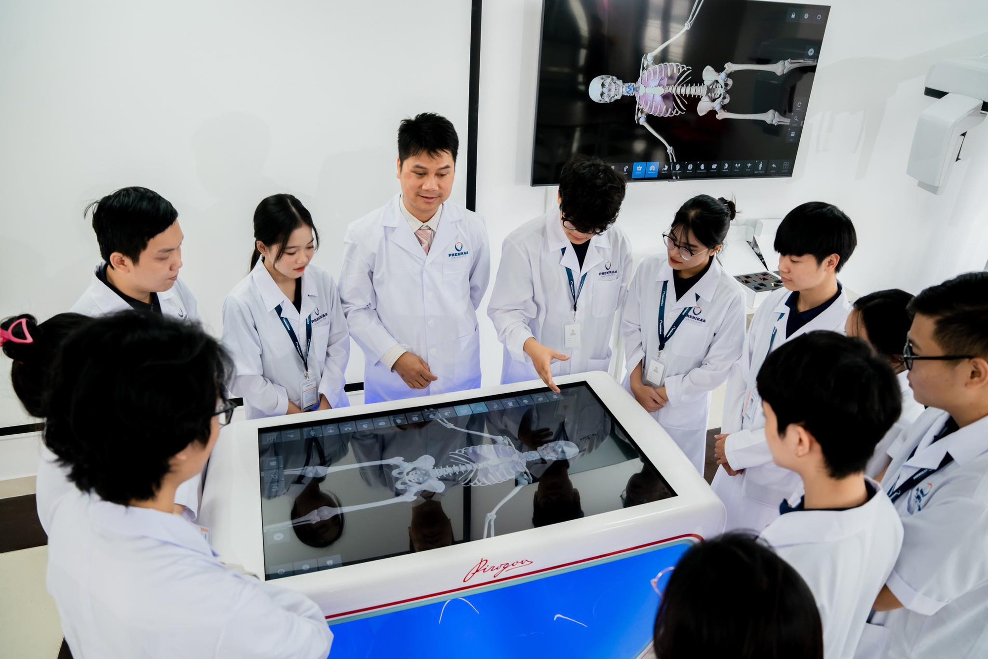 Vì sao ngành Y khoa lại &quot;hot&quot; và hút thí sinh vào mỗi mùa tuyển sinh? - Ảnh 2.