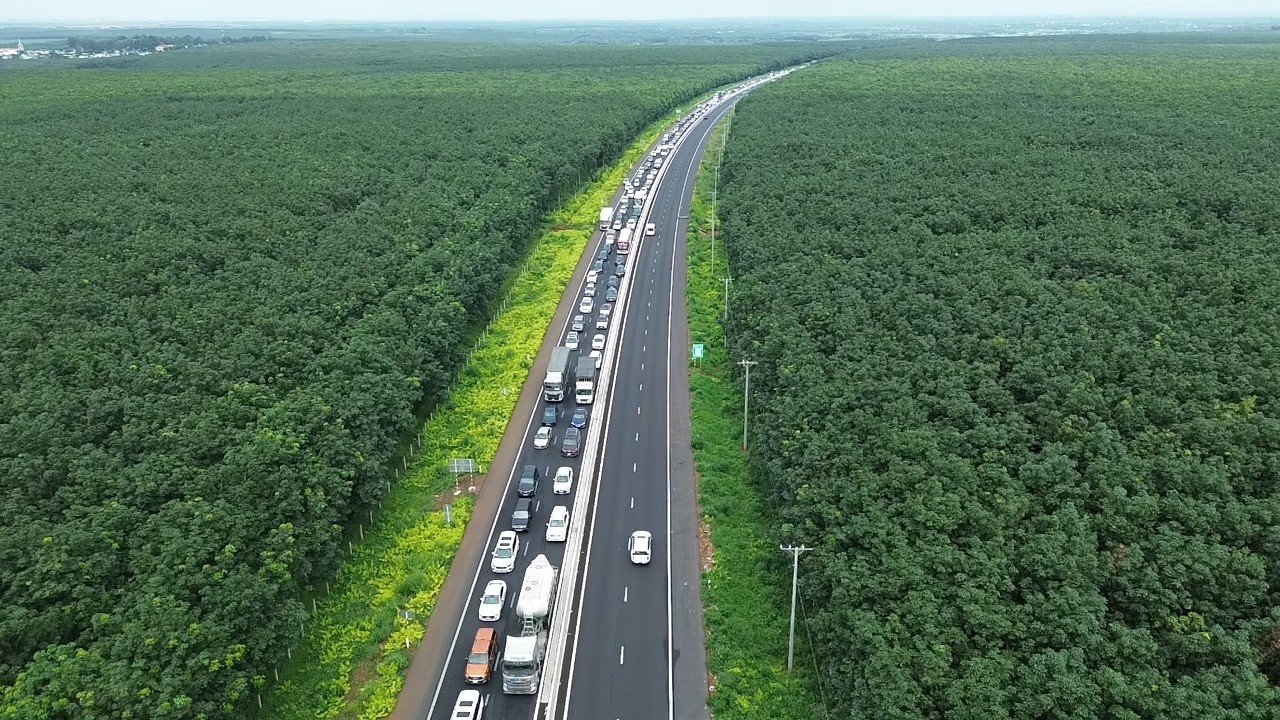 Ngày đầu nghỉ lễ Quốc khánh, 2 tuyến cao tốc đi Phan Thiết ùn tắc nhiều Km - Ảnh 1.