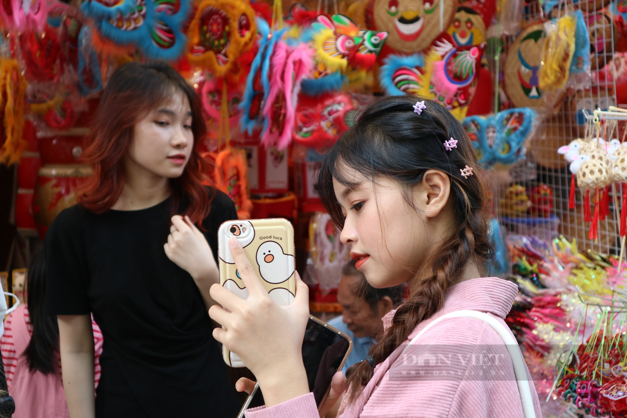 Giới trẻ rủ nhau đến Hàng Mã &quot;check-in&quot; Trung thu sớm - Ảnh 5.