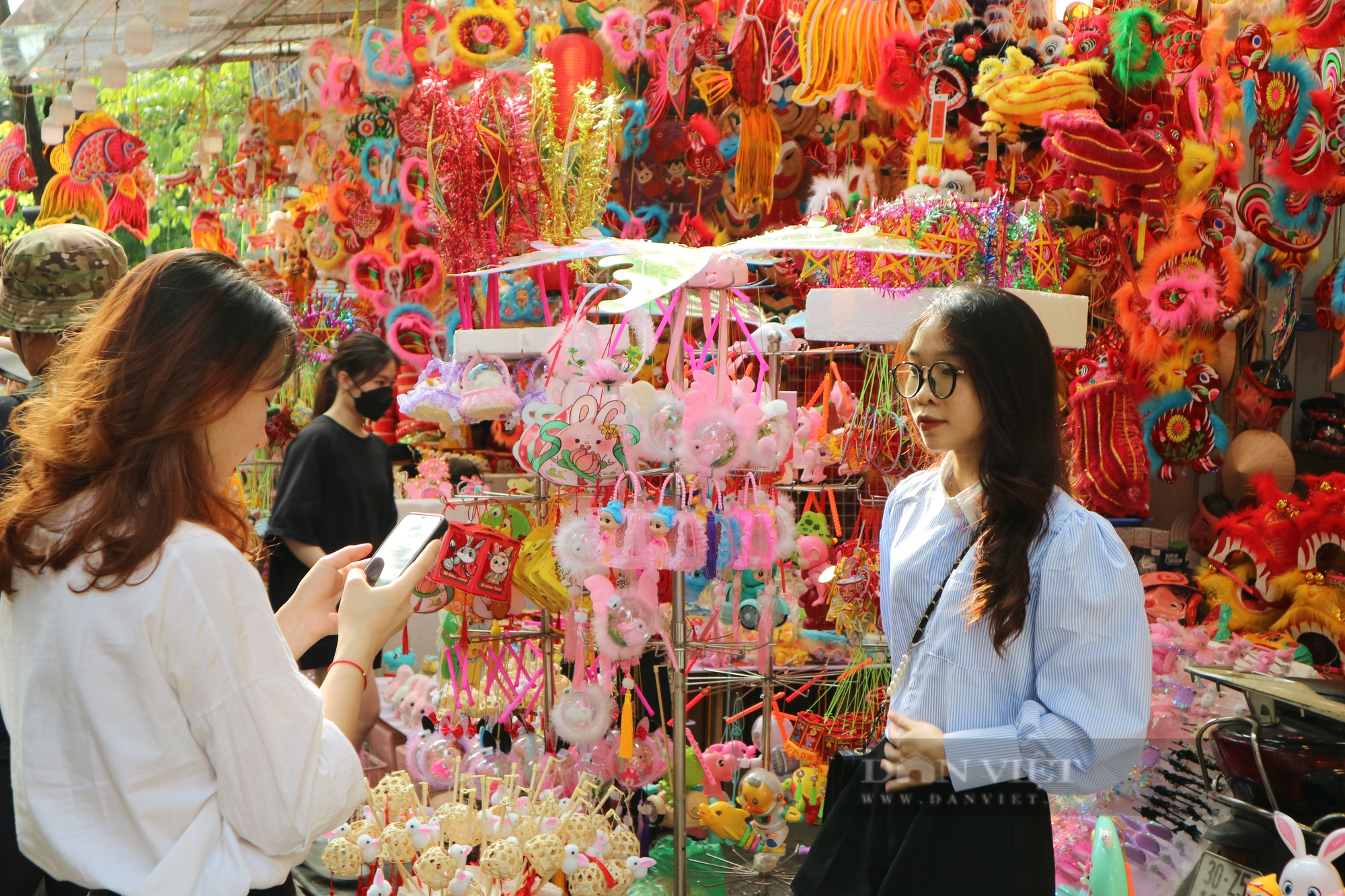 Giới trẻ rủ nhau đến Hàng Mã &quot;check-in&quot; Trung thu sớm - Ảnh 10.