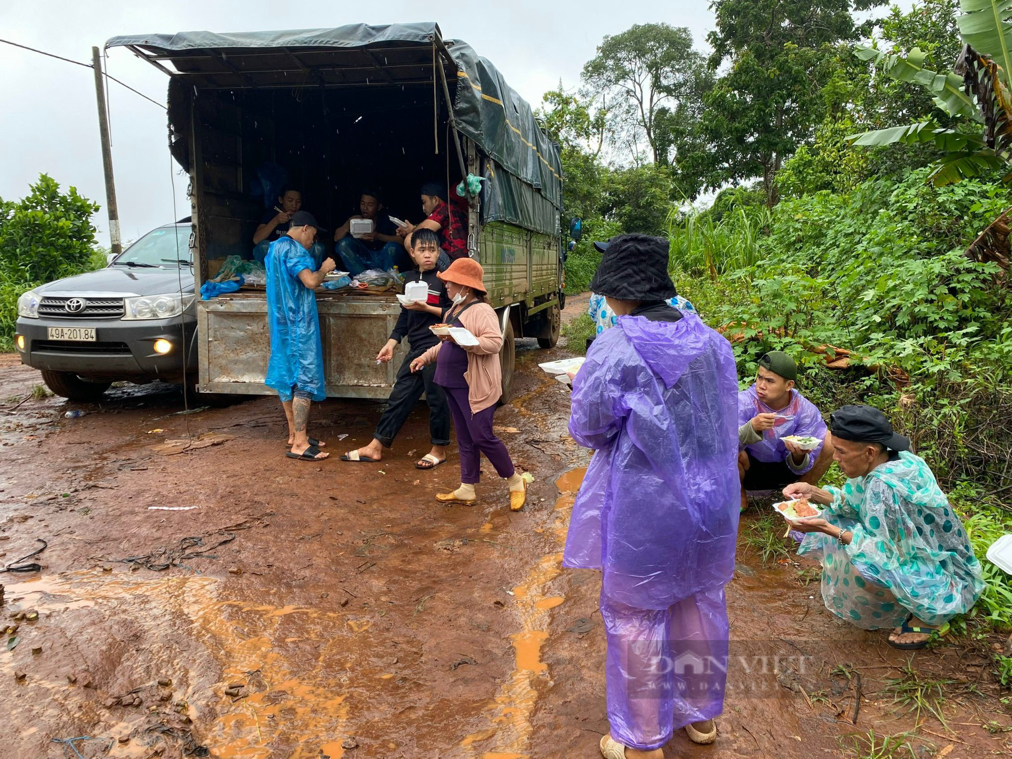 Mùa mưa bão, người dân &quot;dở khóc dở cười&quot; vận chuyển sầu riêng - Ảnh 6.