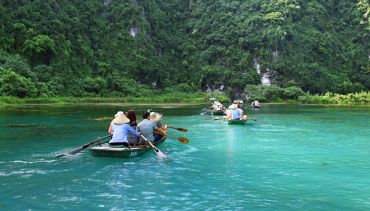 Hàng chục nghìn người lên đường đi du lịch lễ 2/9, nhiều tour vẫn đang nhận khách giờ chót - Ảnh 2.