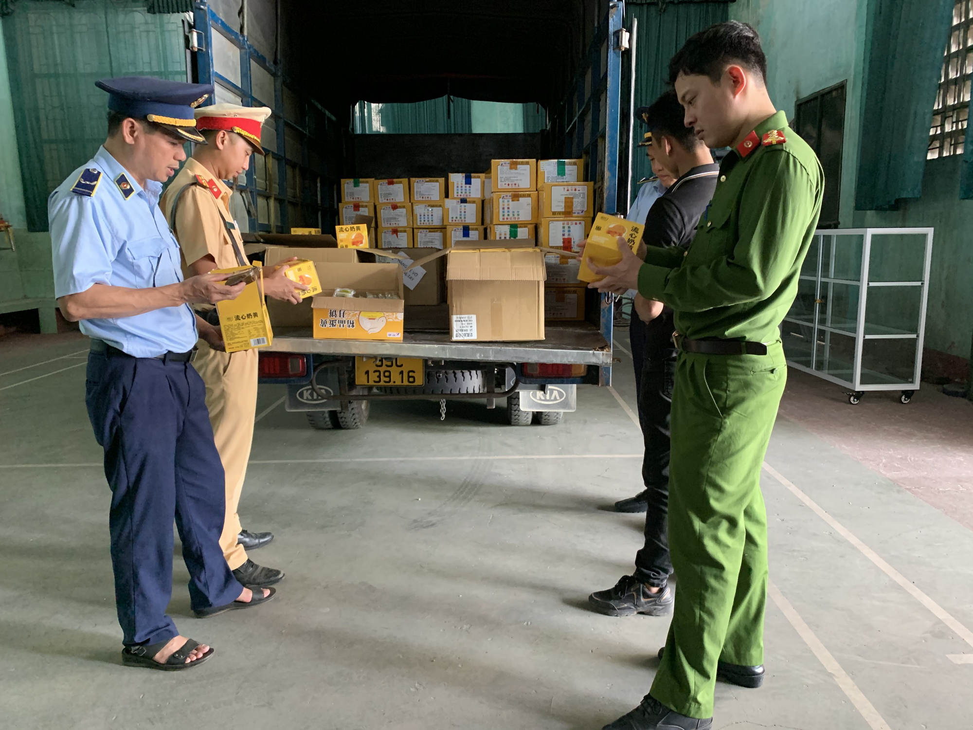 Lực lượng Quản lý thị trường thu giữ hàng ngàn sản phẩm bánh Trung thu nhập lậu - Ảnh 3.