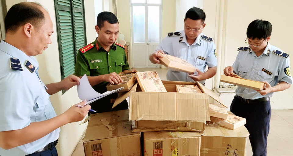Lực lượng Quản lý thị trường thu giữ hàng ngàn sản phẩm bánh Trung thu nhập lậu - Ảnh 4.