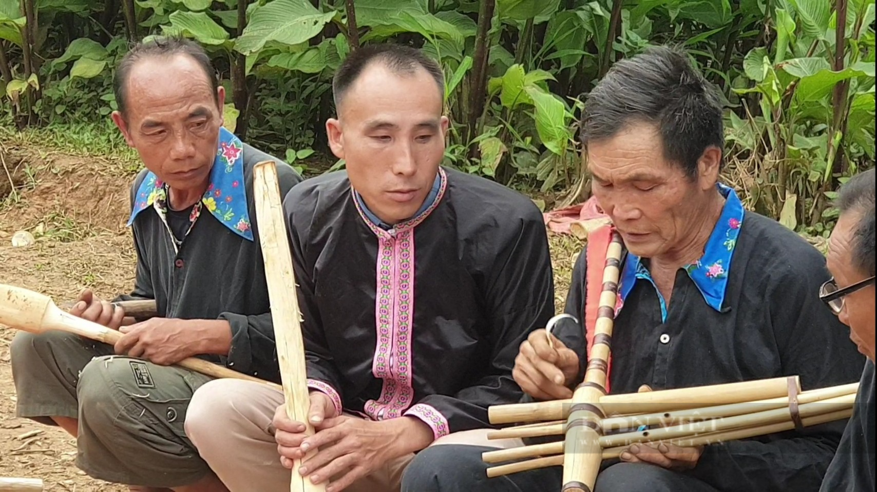 Người truyền nghề làm khèn Mông trên đỉnh Pú Súa - Ảnh 2.