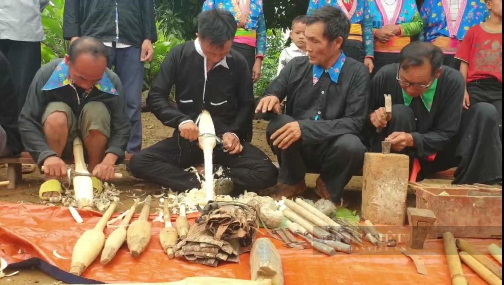 Người truyền nghề làm khèn Mông trên đỉnh Pú Súa - Ảnh 3.