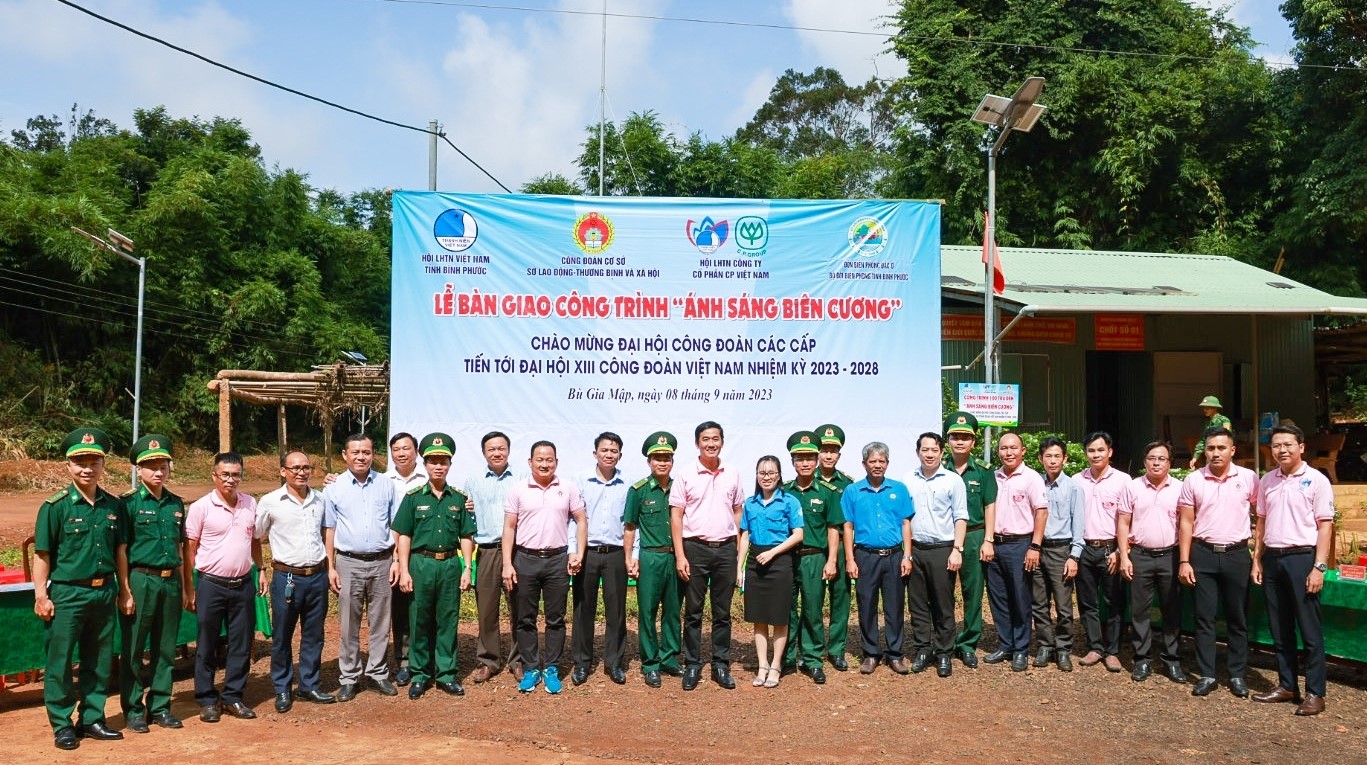 C.P. Việt Nam bàn giao công trình “Ánh sáng biên cương” năm 2023 cho Đồn Biên phòng Đăk Ơ  - Ảnh 3.