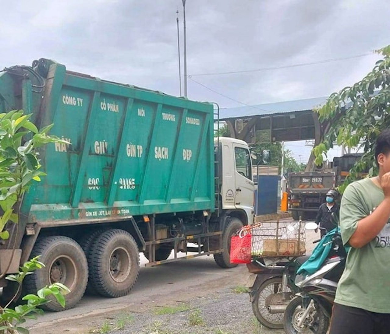 Xe rác tông trúng 3 mẹ con trên đường về nhà khiến 1 học sinh tiểu học chết thảm - Ảnh 2.