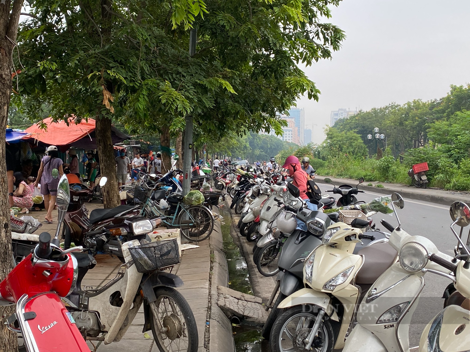Chợ tự phát chiếm dụng lòng lề đường, tiểu thương vô tư giết mổ gia cầm, đốt lửa trên vỉa hè - Ảnh 1.