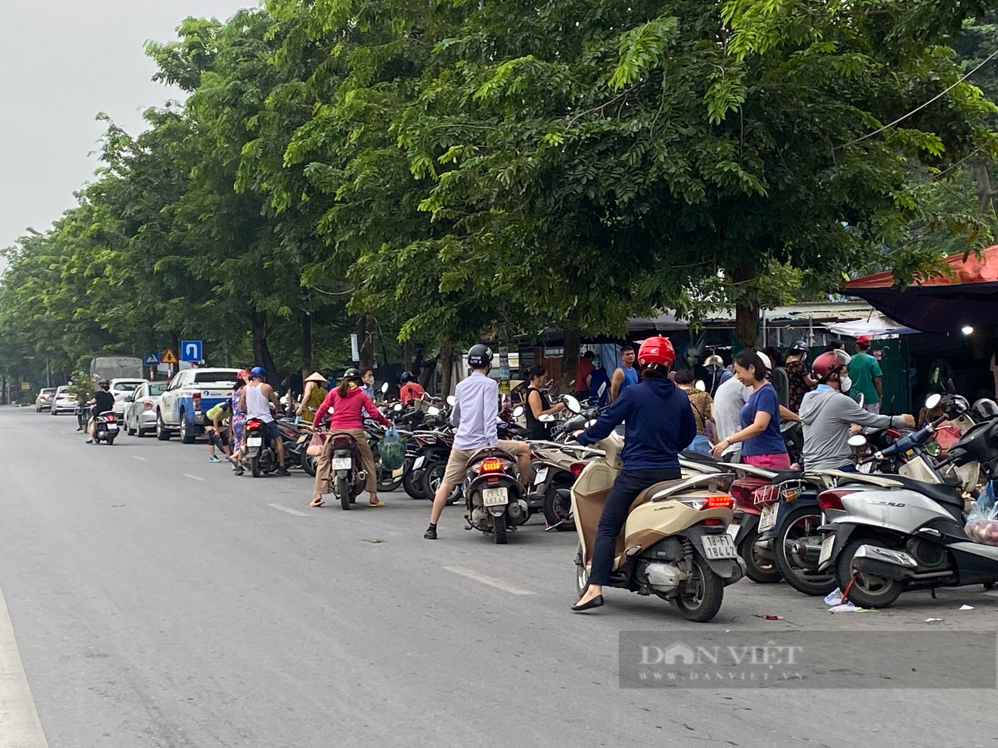 Chợ tự phát chiếm dụng lòng lề đường, tiểu thương vô tư giết mổ gia cầm, đốt lửa trên vỉa hè - Ảnh 2.