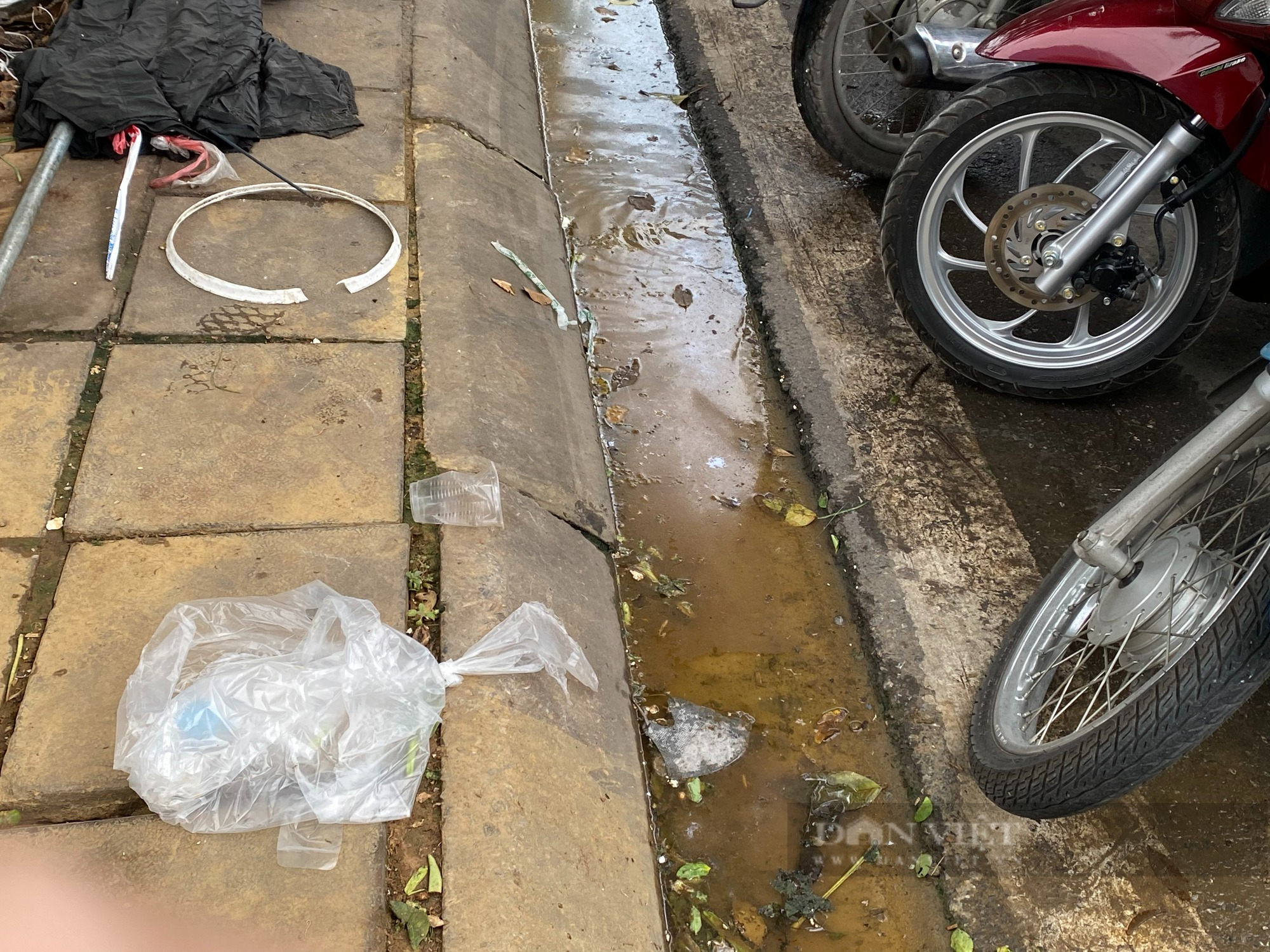 Chợ tự phát chiếm dụng lòng lề đường, tiểu thương vô tư giết mổ gia cầm, đốt lửa trên vỉa hè - Ảnh 3.