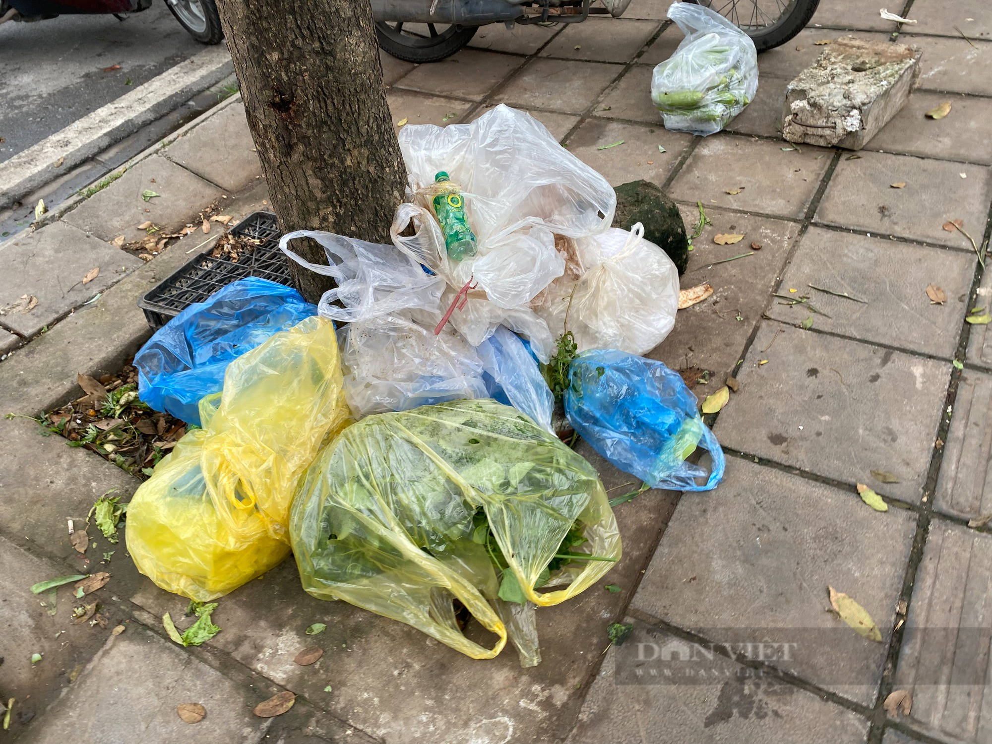 Chợ tự phát chiếm dụng lòng lề đường, tiểu thương vô tư giết mổ gia cầm, đốt lửa trên vỉa hè - Ảnh 4.