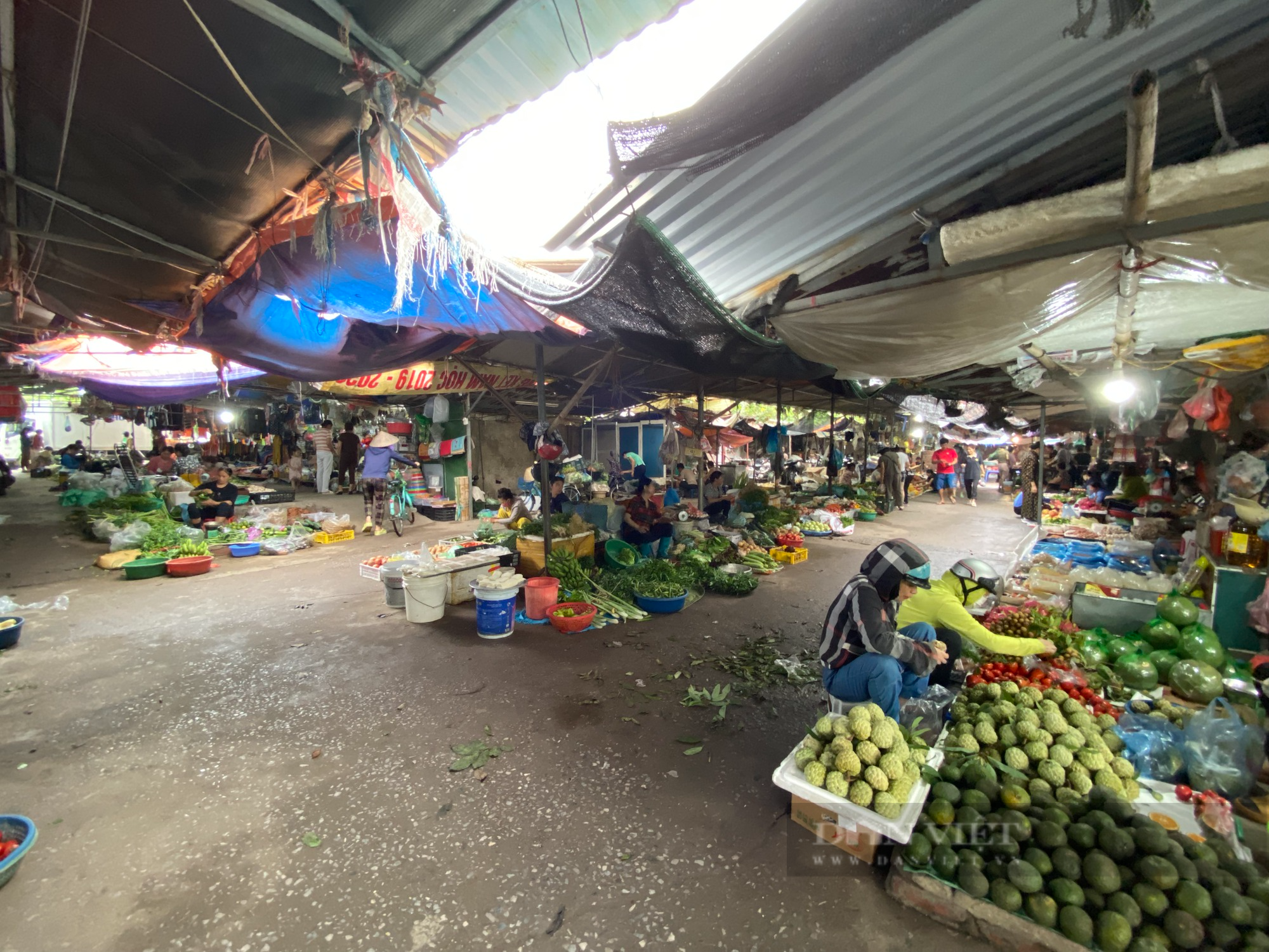 Chợ tự phát chiếm dụng lòng lề đường, tiểu thương vô tư giết mổ gia cầm, đốt lửa trên vỉa hè - Ảnh 5.